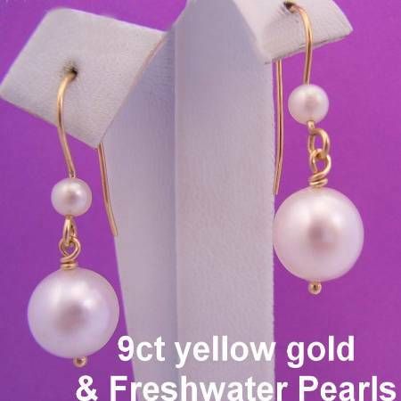 9CT YELLOW GOLD FRESHWATER PEARL DROPS & FEATURE PEARL HOOK DESIGN EARRINGS