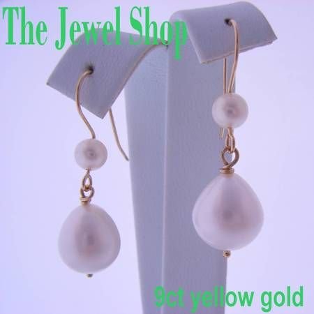 9CT YELLOW GOLD LARGE TEARDROP FRESHWATER PEARL DROPS & FEATURE PEARL HOOK DESIGN EARRINGS