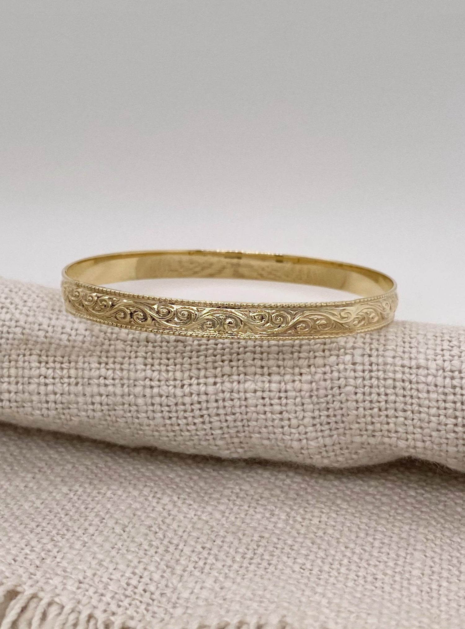 Filigree Embossed 5mm Bangle in 9ct Gold