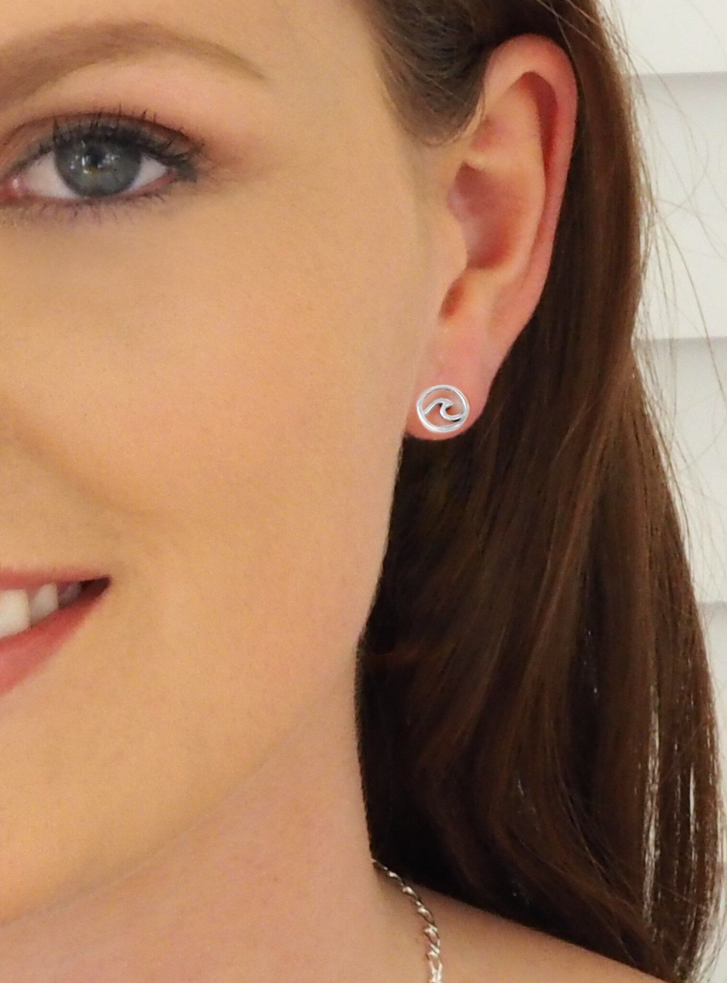 Love Britty Wave Circle Stud Earrings in Sterling Silver