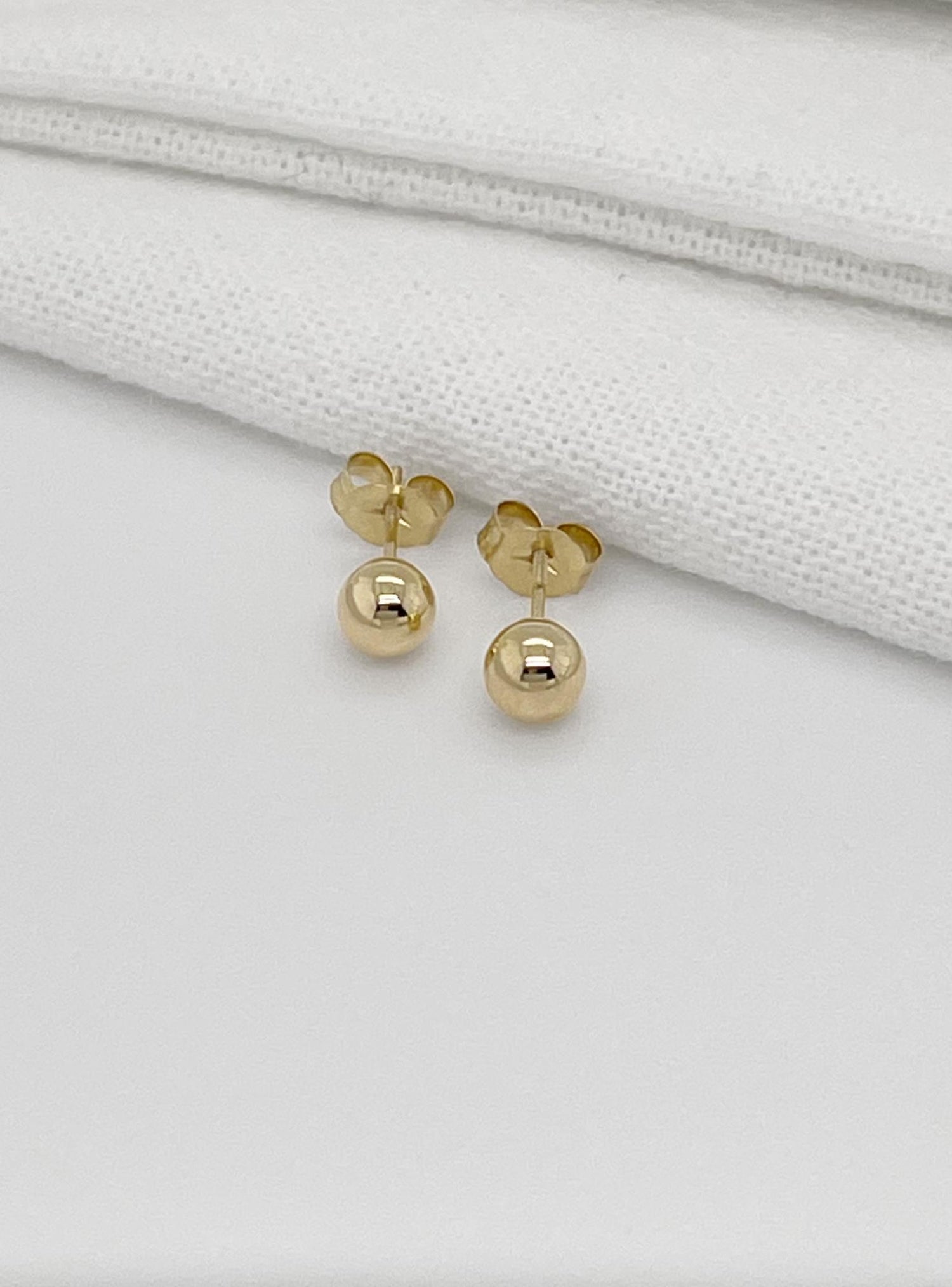 Ali 14ct Gold Ball Stud Earrings in 5mm