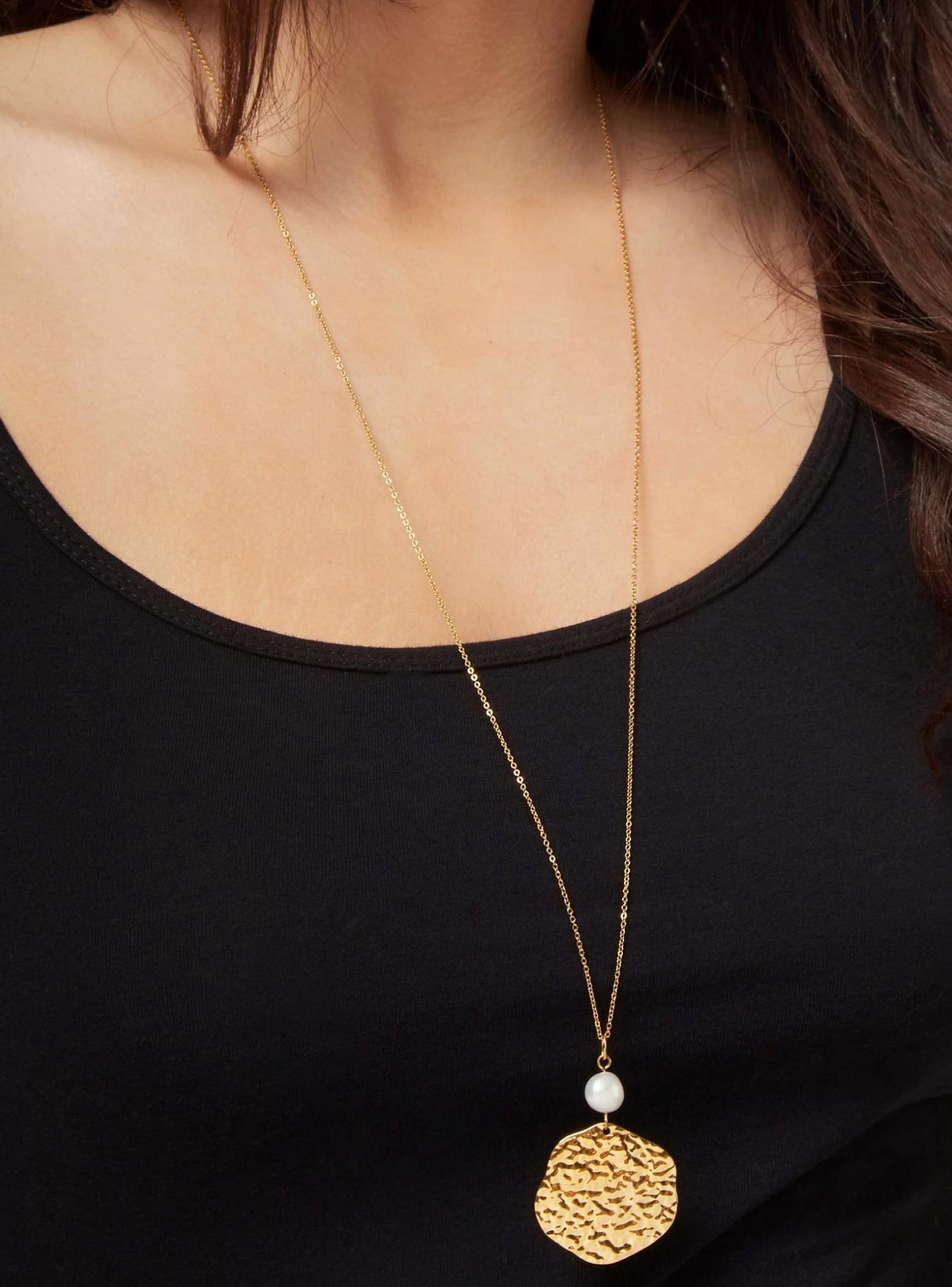 Pastiche Textured Haven Pearl Necklace in Gold