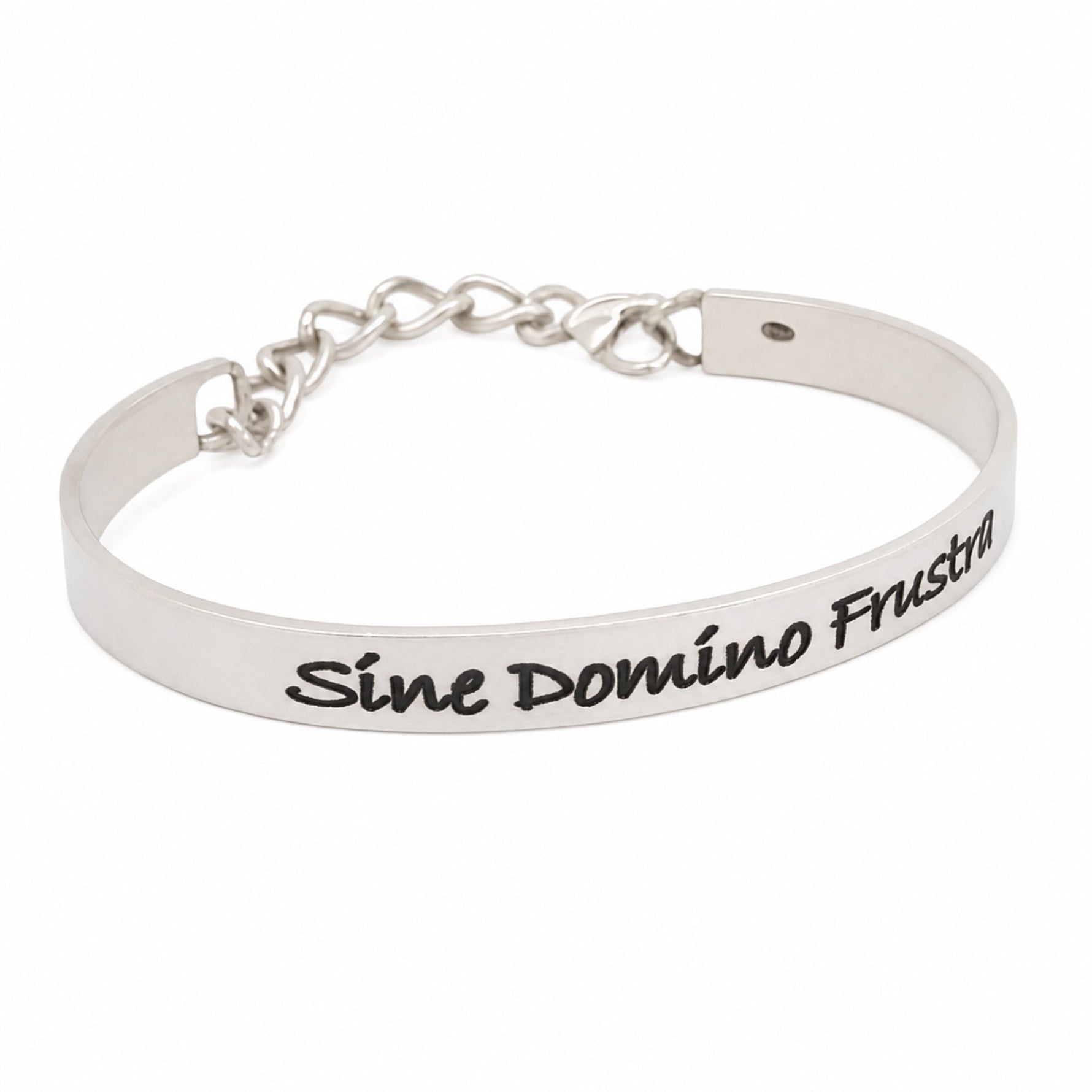 Sterling silver unisex 6mm personalised cuff bangle with safety chain and Sine Domino Frustra engraving on white